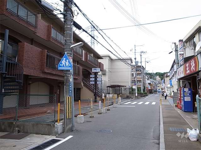 敷地北側の通りは、店舗が建ち並び、にぎやかです。