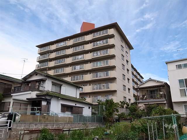 南宝塚ビューハイツ（南棟）の外観（南東側から）