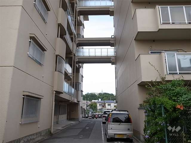 北棟と南棟を結ぶ渡り廊下。その下には来客用駐車場があります。