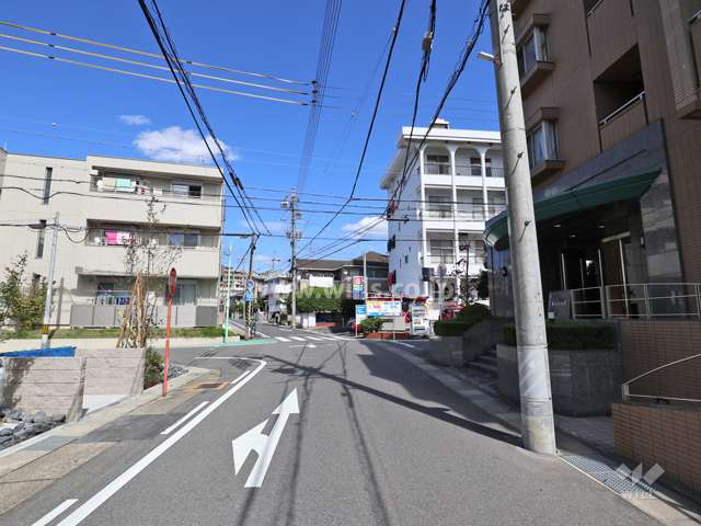 東山ヒルズ西側前面道路(南側から)