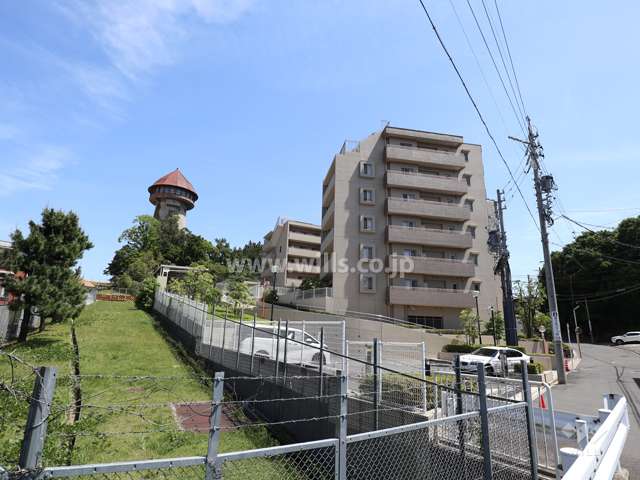 ザ・マスターズフォートの遠景。周辺はマンションと一戸建てなどが混在する静かな住宅地です。