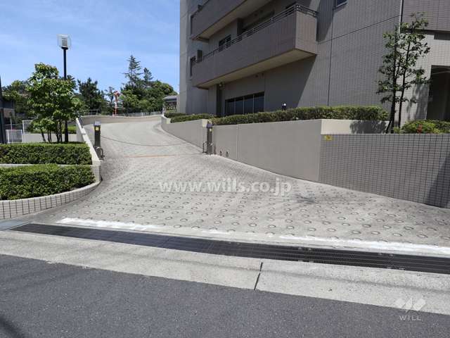 駐車場出入り口(リングシャッター付き)