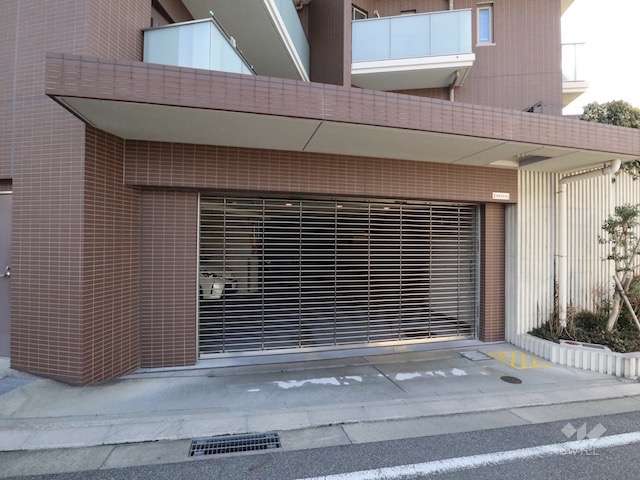 駐車場出入り口（リングシャッター付き）