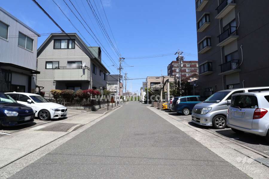 敷地の西側前面道路（南側から）