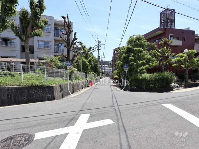 敷地東側の前面道路