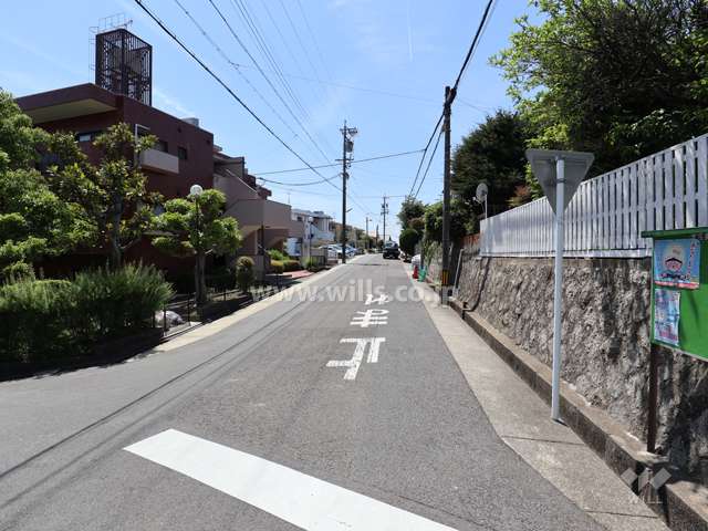敷地北側の前面道路
