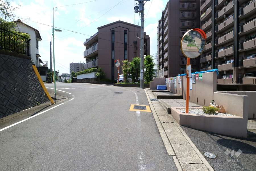 敷地南側の前面道路
