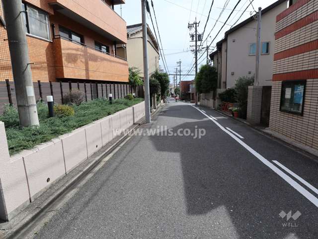 敷地西側の前面道路(北側から)