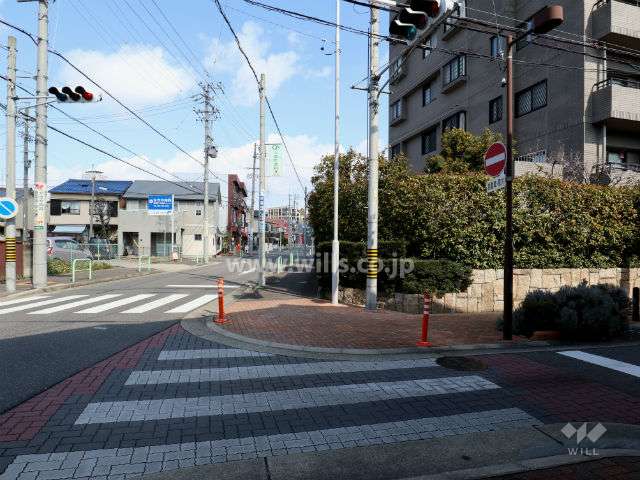 敷地西側の前面道路