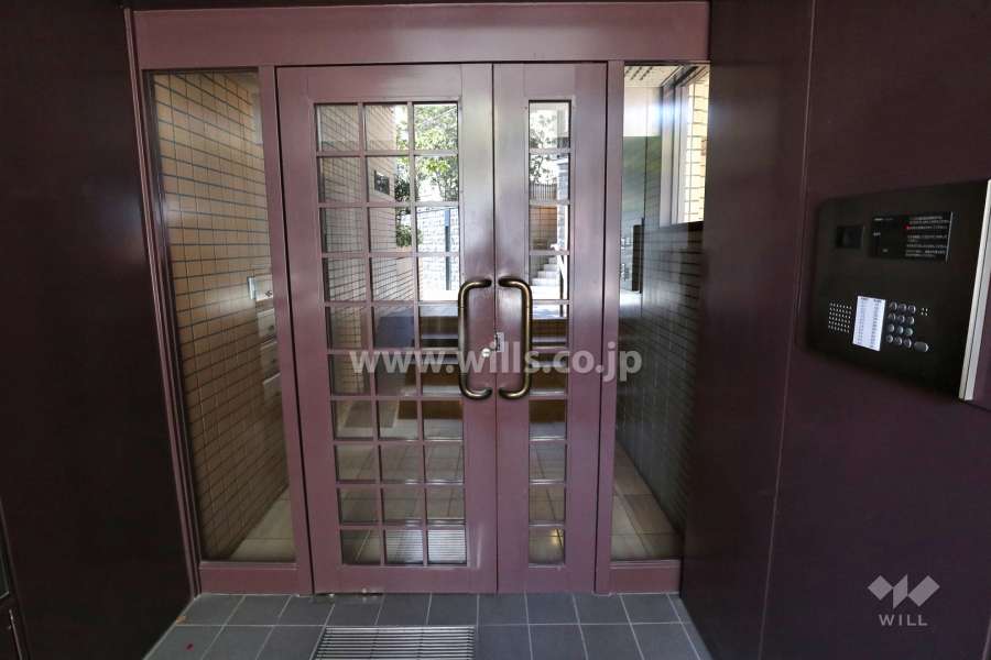 エントランスはオートロック付きです。