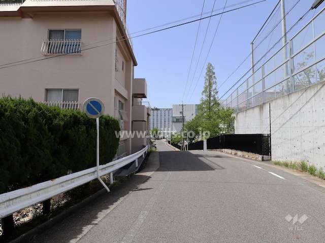 敷地北側の前面道路
