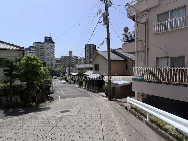 敷地東側の前面道路