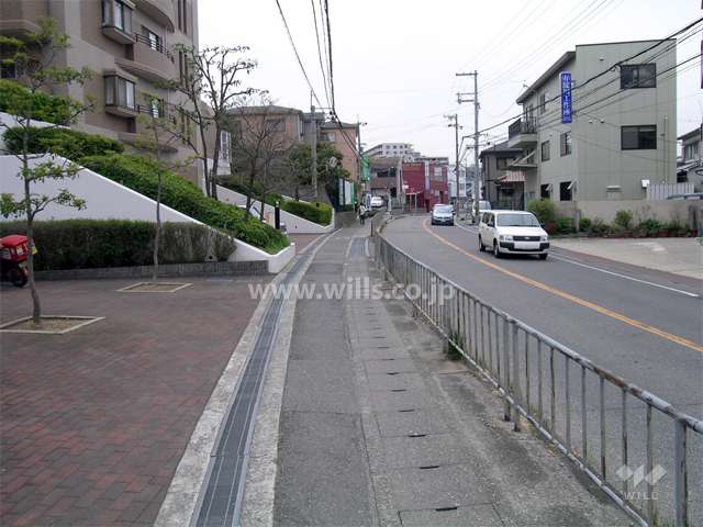 敷地北側は二車線のバス通り。