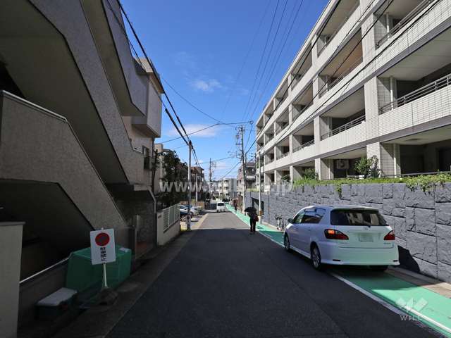 敷地北側の前面道路（東側から）