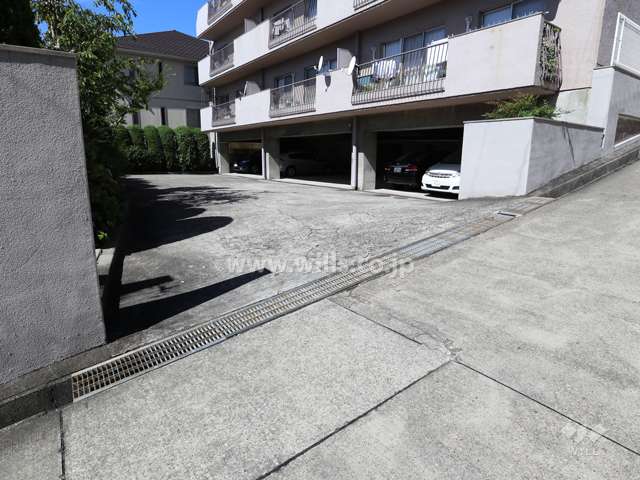 駐車場出入り口