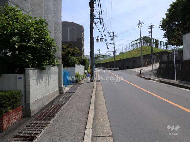 敷地西側の前面道路（北側から）