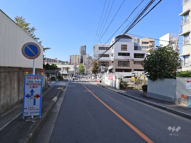 敷地西側の前面道路