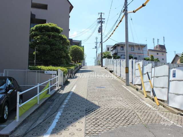 敷地北側の前面道路。勾配があります。
