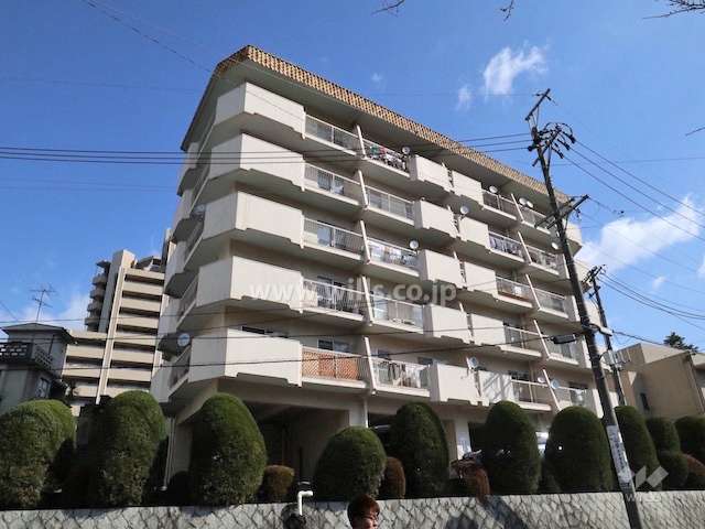 ユアサハイム鏡池マンションの外観（南西側から）