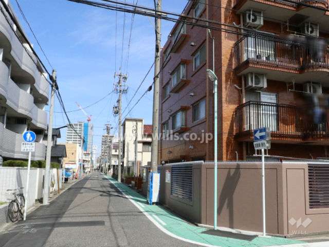敷地西側の前面道路