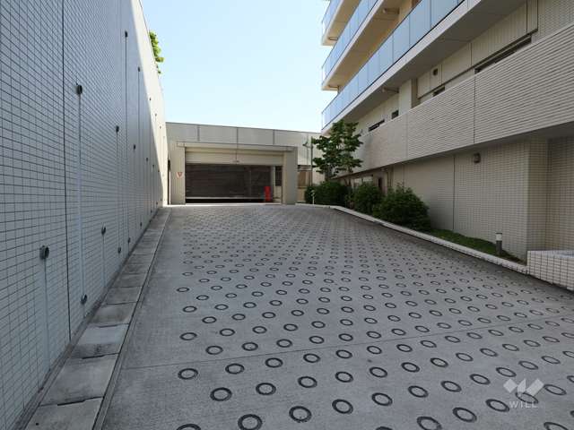 駐車場出入り口（ロボットゲート付き）