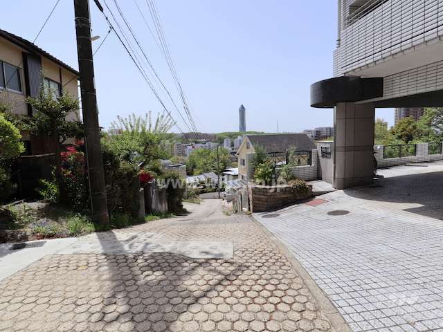敷地東側の前面道路。街が見渡せる坂の上にあります。