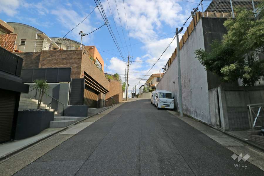 敷地北側の前面道路（東側から）