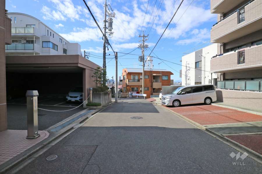 敷地南側の前面道路（東側から）