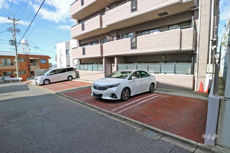 敷地南側の敷地内駐車場（屋外平面式）