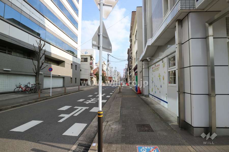 敷地西側の前面道路