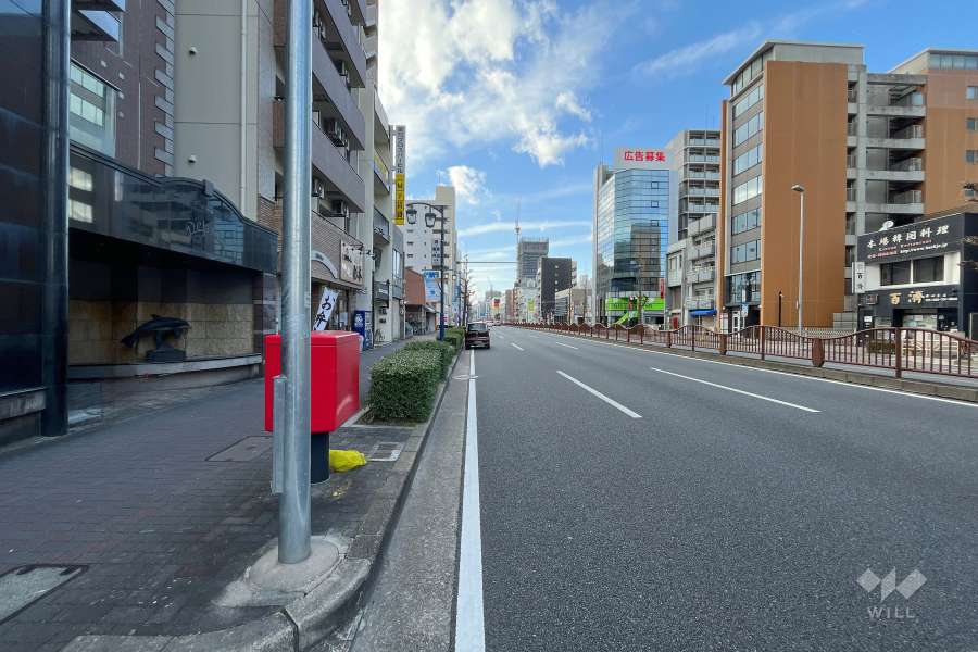 敷地北側の前面道路(東側から)。三車線の大通りです。