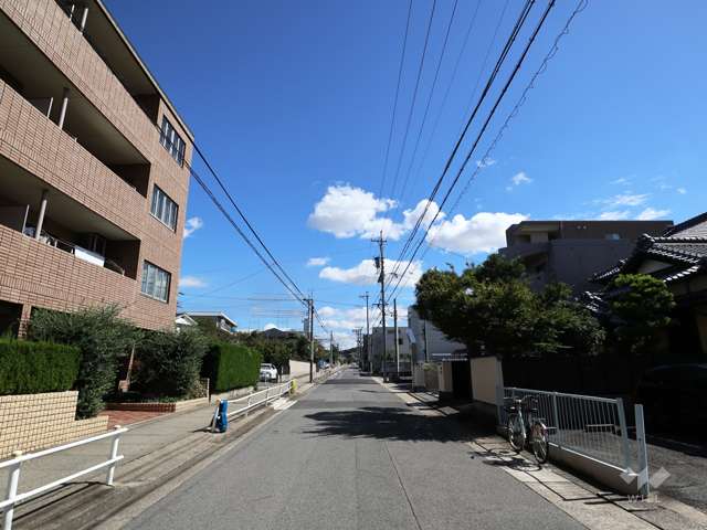 敷地の南側前面道路（西側から）