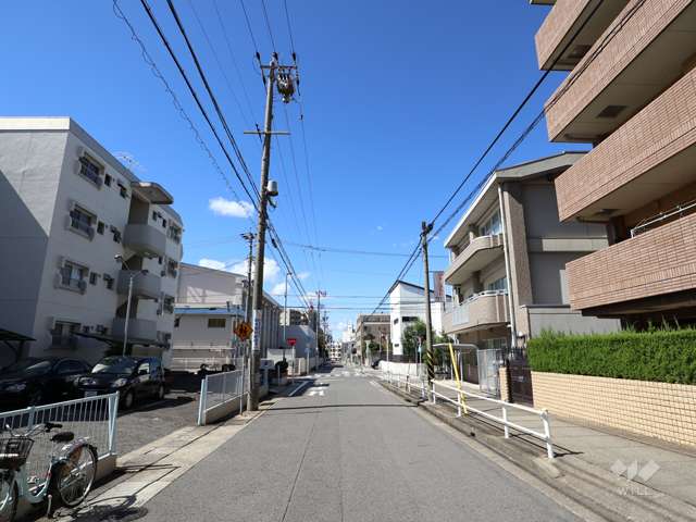 敷地の南側前面道路（東側から）