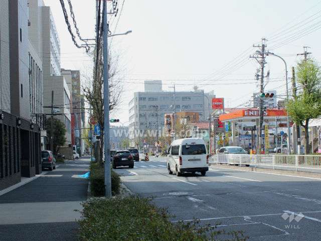 敷地西側の前面道路.。三車線のバス通りです。