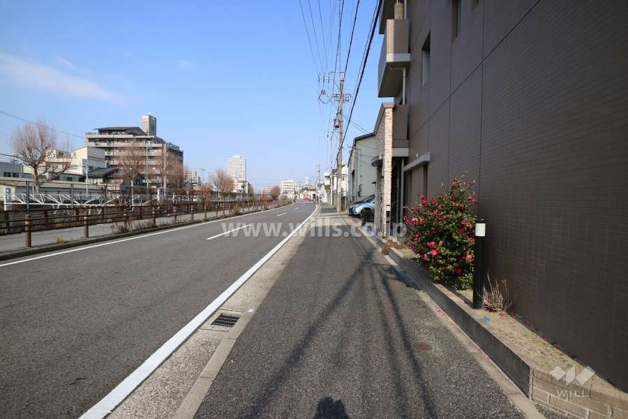 敷地西側の前面道路。道路の向かいには電車（中央本線）が走っています。