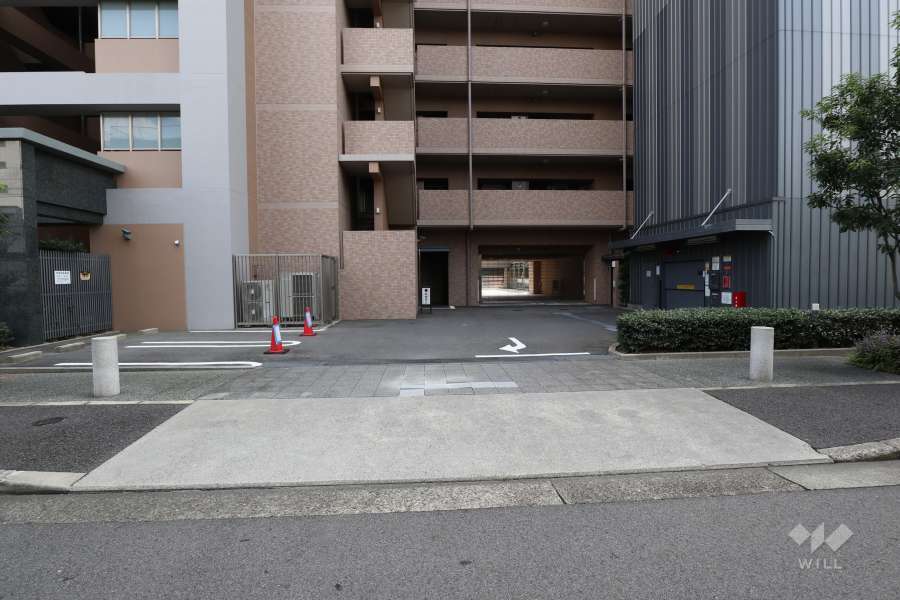 駐車場の出入口（北側）