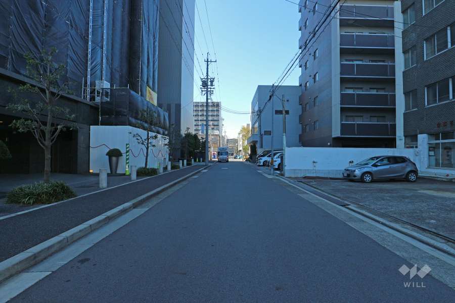 敷地北側の前面道路（東側から）