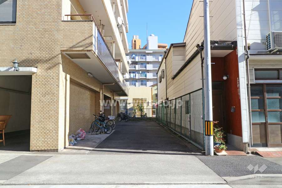 駐車場出入り口