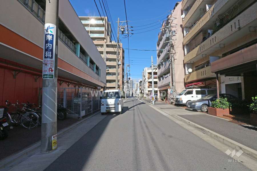 敷地北西側の前面道路（南西側から）