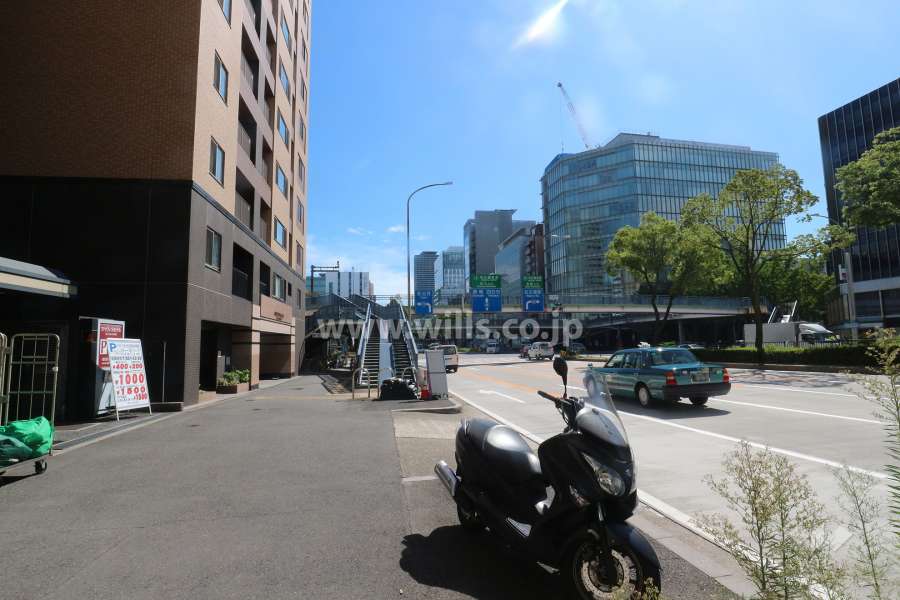 敷地西側の前面道路（北側から）