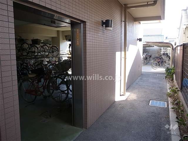 駐輪場。屋内と屋外（屋根付き）があります。