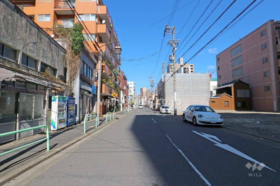 敷地南東側の前面道路（南西側から）