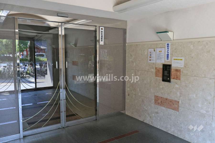 エントランスはオートロック付きです。