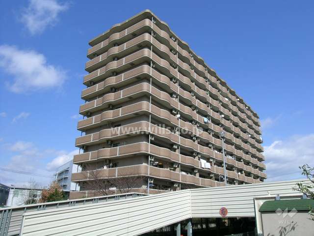 ロイヤルコート豊中参番館の外観（南西側から）