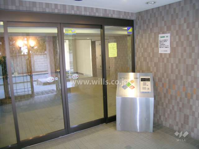 エントランスはオートロック付きです。