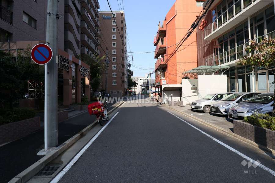 敷地東側の前面道路（南側から）
