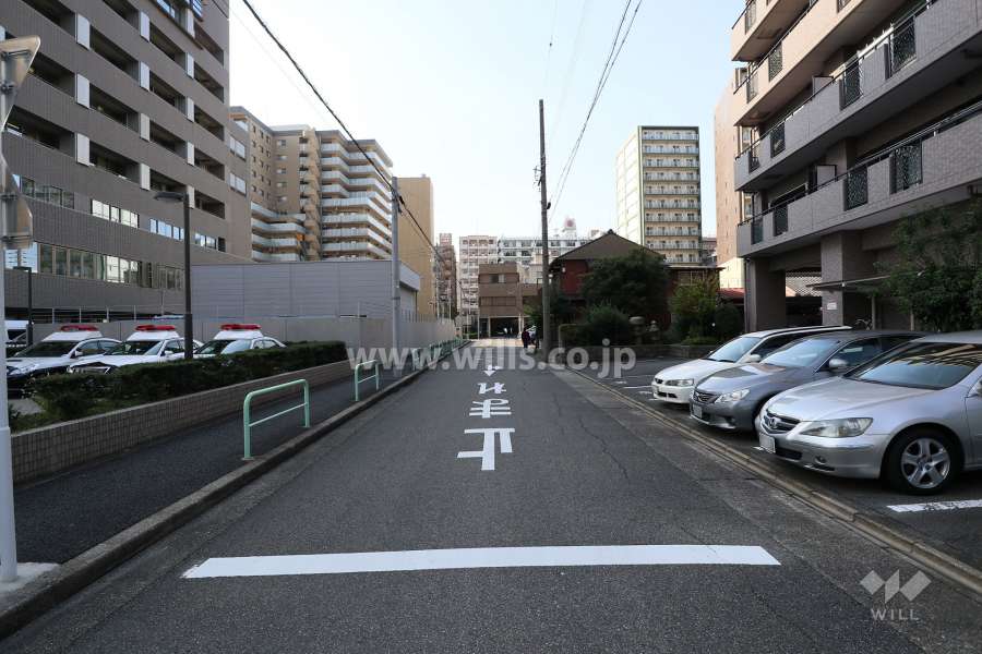敷地南側の前面道路（東側から）