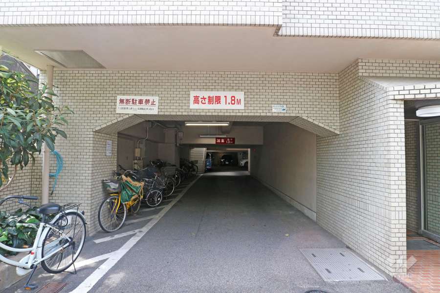駐車場出入り口