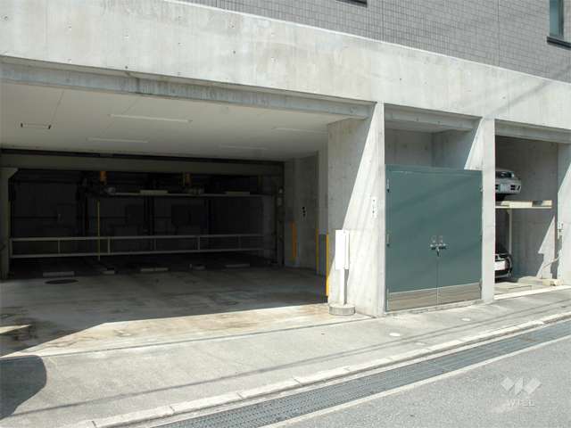 1階部分に駐車場があります。