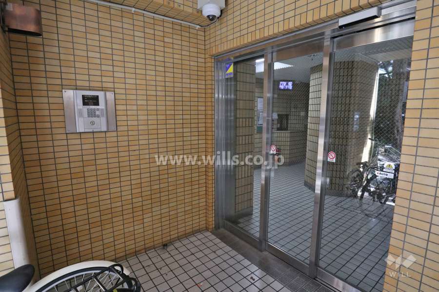 エントランスはオートロック付きです。
